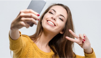 Lady posing on mobile with smile